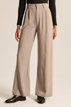 Sandfarbene weit geschnittene Anzughose