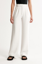 Weiße weit geschnittene Anzughose