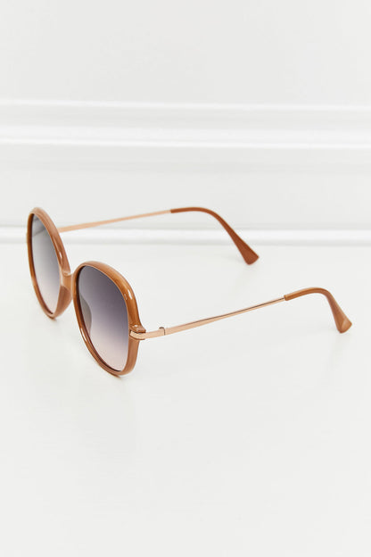 Vollrand-Sonnenbrille im Metall-Kunststoff-Hybriddesign